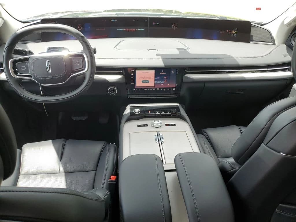 Lincoln Navigator Premiere 4x4 2026 — side view