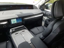 Lincoln Navigator Premiere 4x4 2026 — side view