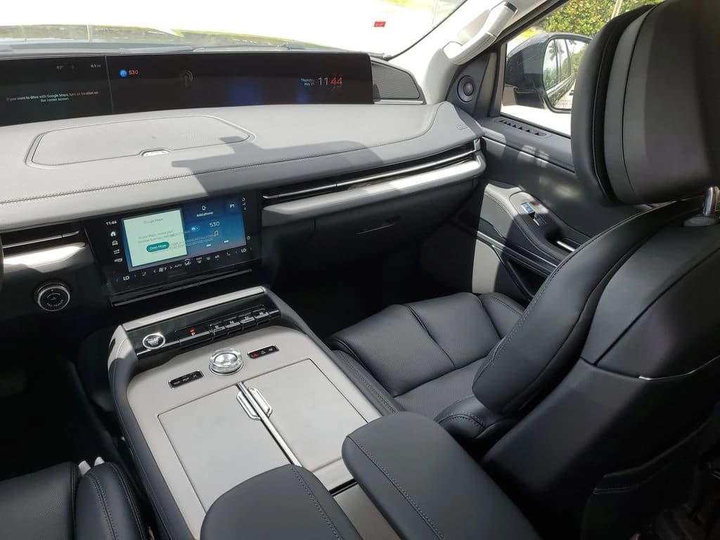 Lincoln Navigator Premiere 4x4 2026 — side view
