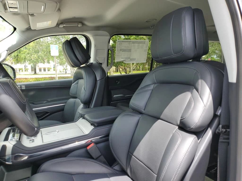 Lincoln Navigator Premiere 4x4 2026 — side view