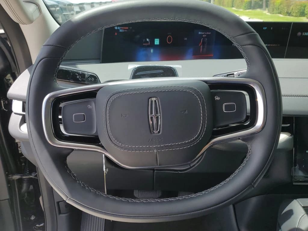 Lincoln Navigator Premiere 4x4 2026 — side view