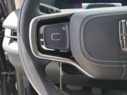 Lincoln Navigator Premiere 4x4 2026 — side view