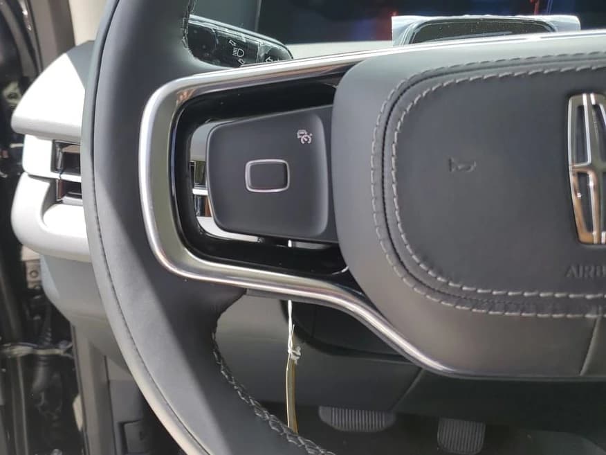 Lincoln Navigator Premiere 4x4 2026 — side view