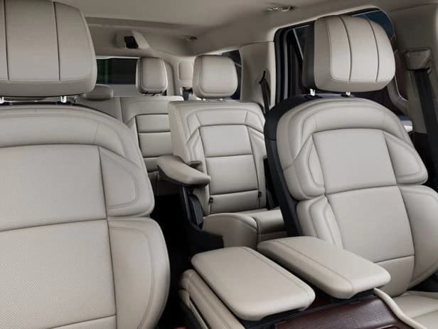Lincoln Navigator Premiere 4x4 2027 — side view