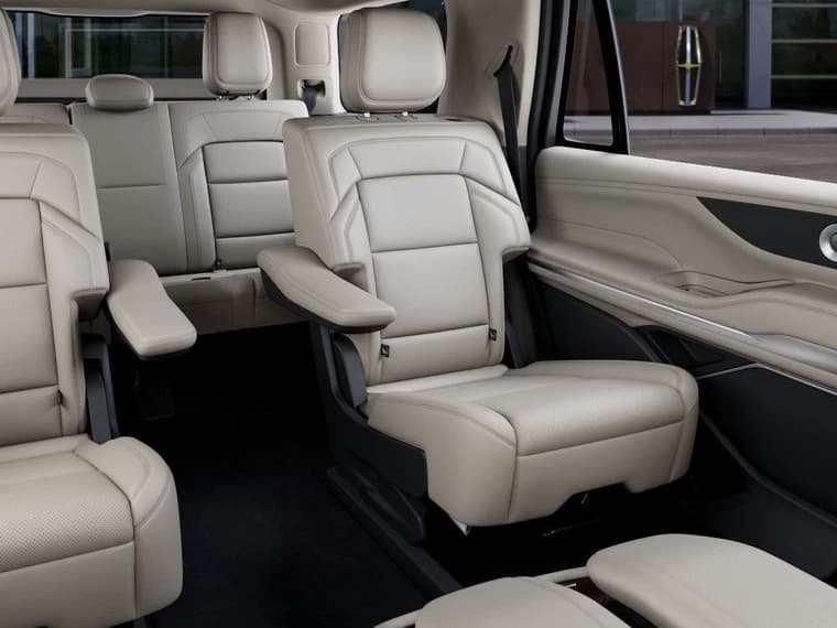 Lincoln Navigator Premiere 4x4 2027 — side view