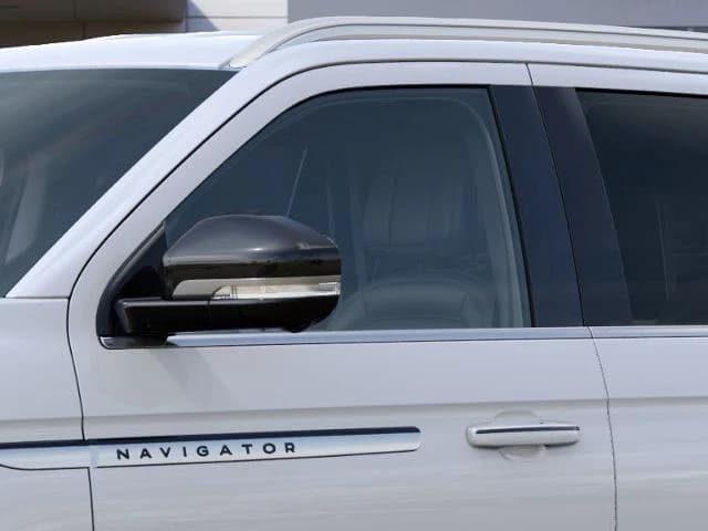 Lincoln Navigator Premiere 4x4 2027 — side view