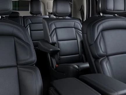 Lincoln Navigator Premiere 4x4 2027 — side view
