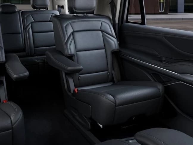 Lincoln Navigator Premiere 4x4 2027 — side view