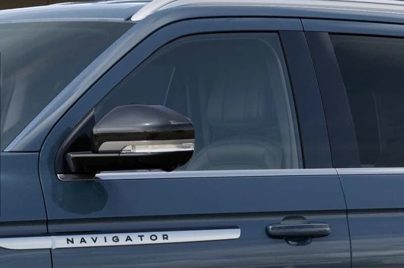 Lincoln Navigator Premiere 4x4 2027 — side view