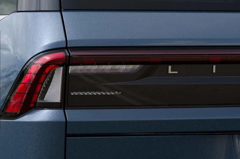 Lincoln Navigator Premiere 4x4 2027 — side view