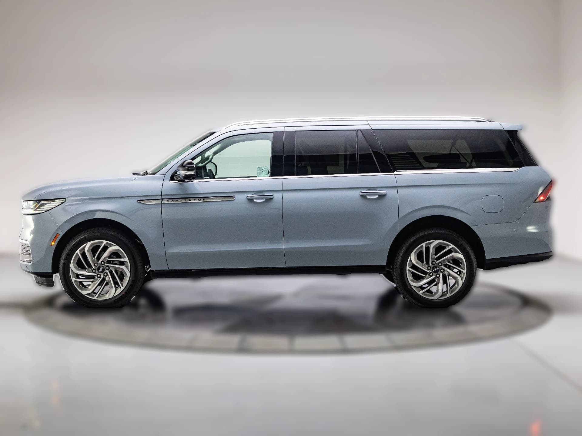 Lincoln Navigator L Reserve 4x4 2027 — side view