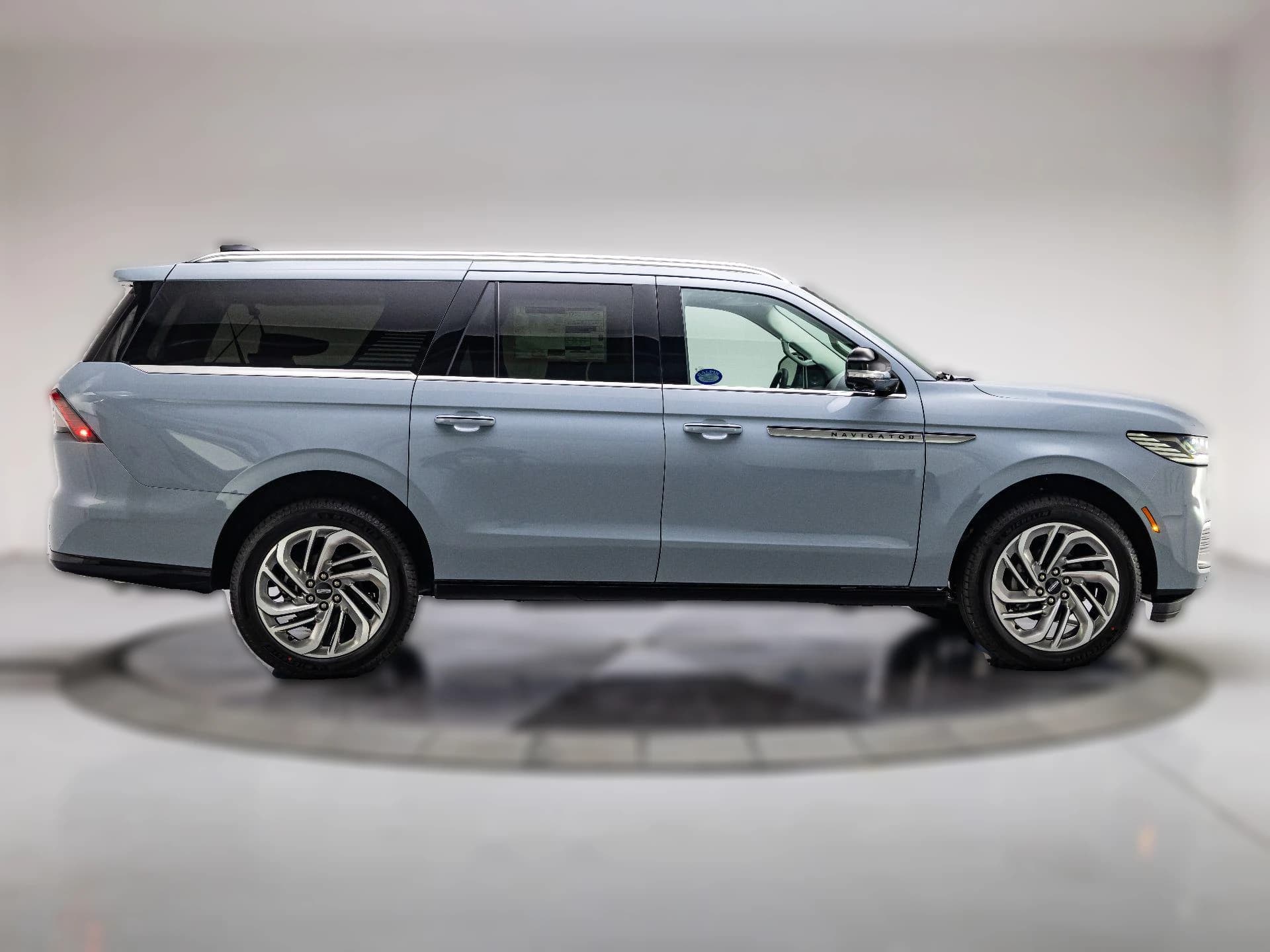 Lincoln Navigator L Reserve 4x4 2027 — side view