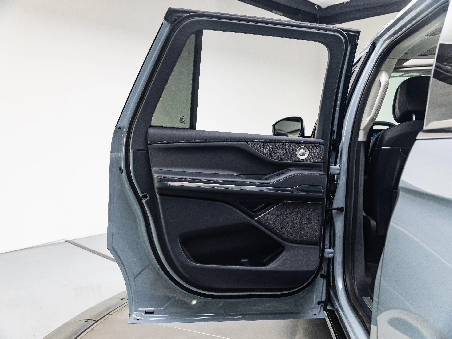 Lincoln Navigator L Reserve 4x4 2027 — side view