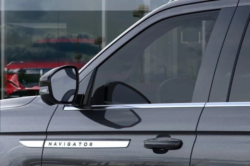 Lincoln Navigator L Reserve 4x4 2026 — side view
