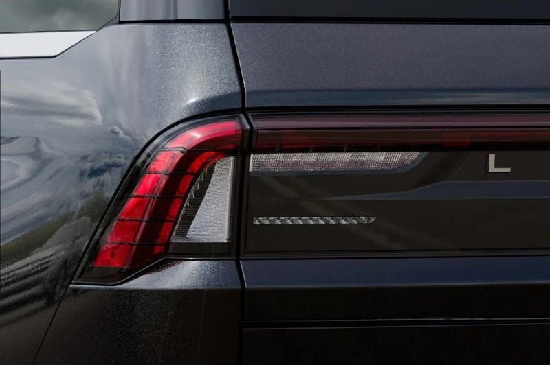 Lincoln Navigator L Premiere 4x4 2027 — side view