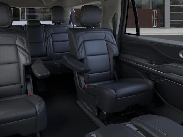 Lincoln Navigator L Premiere 4x4 2026 — side view