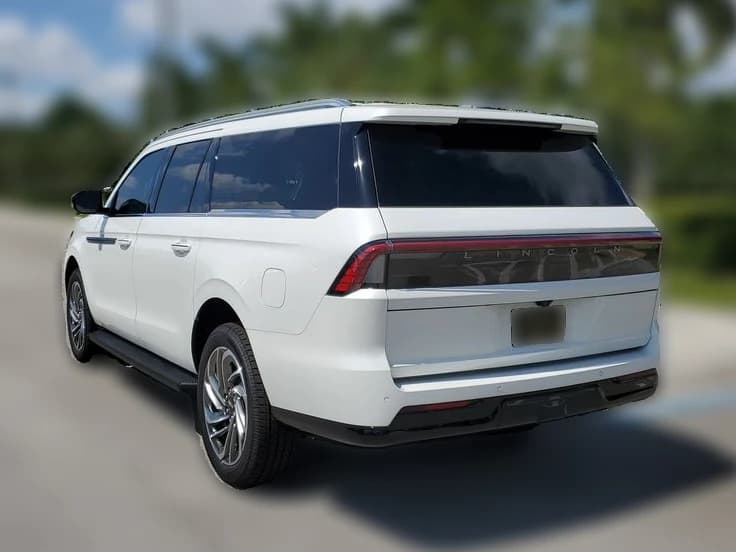 Lincoln Navigator L Premiere 4x4 2026 — side view