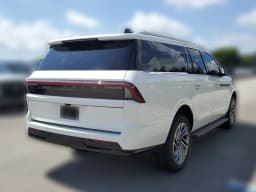 Lincoln Navigator L Premiere 4x4 2026 — side view