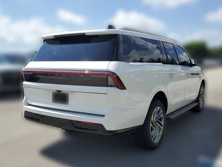 Lincoln Navigator L Premiere 4x4 2026 — side view