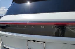Lincoln Navigator L Premiere 4x4 2026 — side view