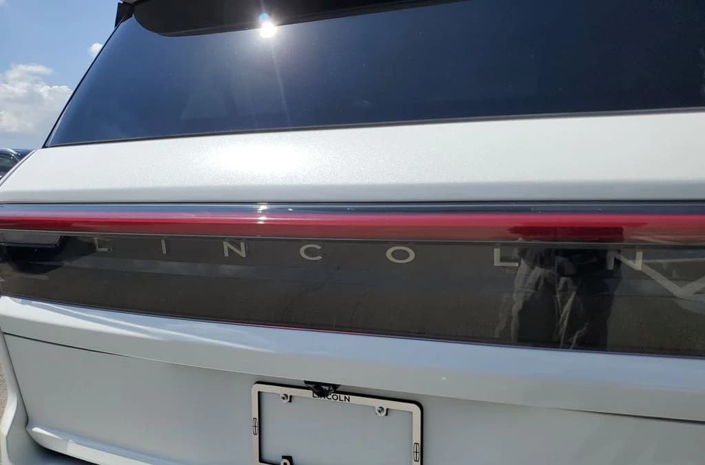 Lincoln Navigator L Premiere 4x4 2026 — side view