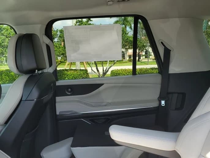 Lincoln Navigator L Premiere 4x4 2026 — side view