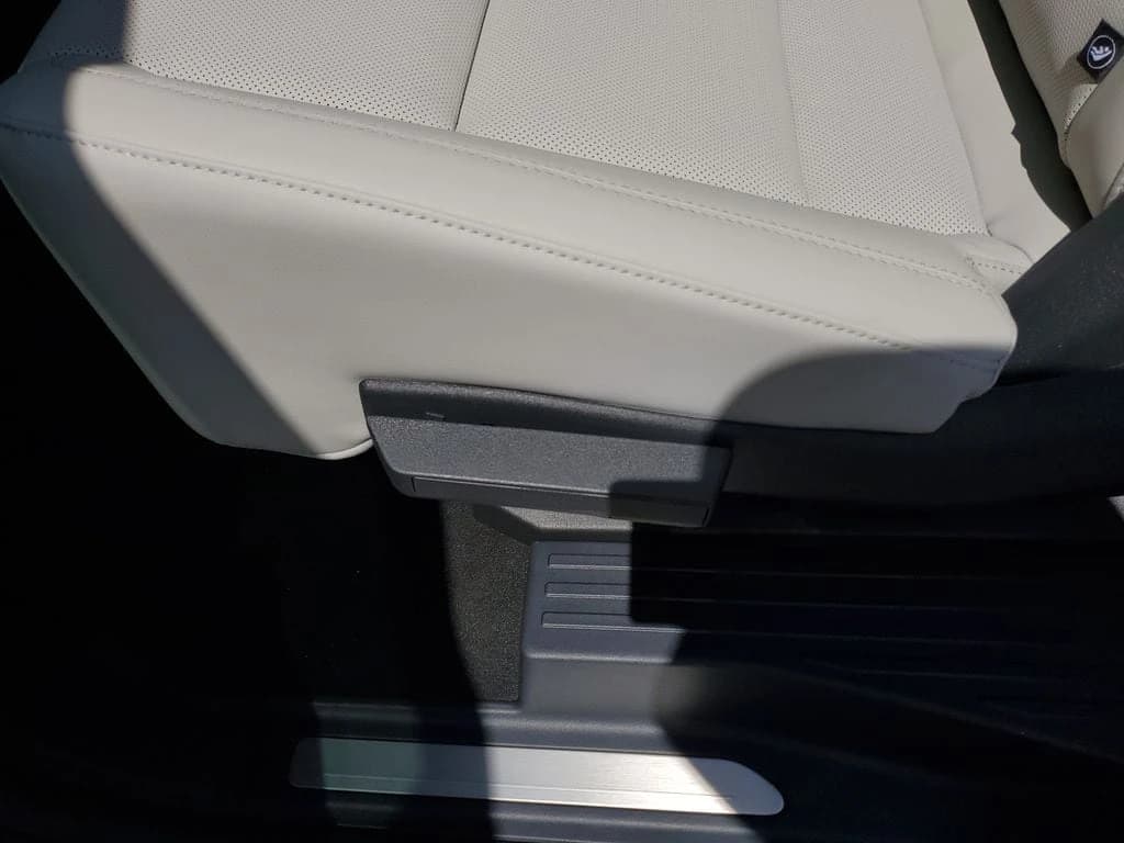 Lincoln Navigator L Premiere 4x4 2026 — side view