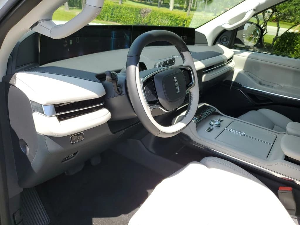 Lincoln Navigator L Premiere 4x4 2026 — side view