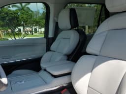 Lincoln Navigator L Premiere 4x4 2026 — side view