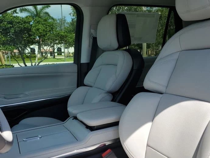 Lincoln Navigator L Premiere 4x4 2026 — side view