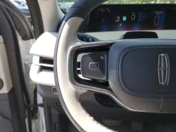 Lincoln Navigator L Premiere 4x4 2026 — side view