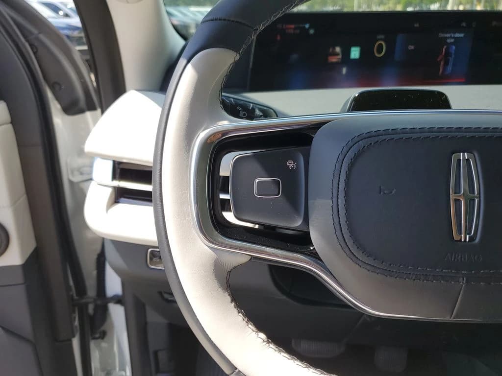 Lincoln Navigator L Premiere 4x4 2026 — side view