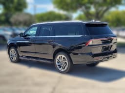 Lincoln Navigator L Premiere 4x4 2026 — side view