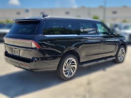 Lincoln Navigator L Premiere 4x4 2026 — side view