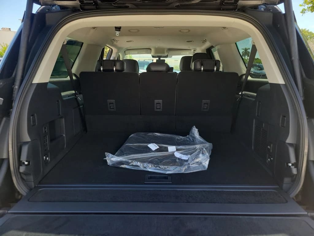 Lincoln Navigator L Premiere 4x4 2026 — side view