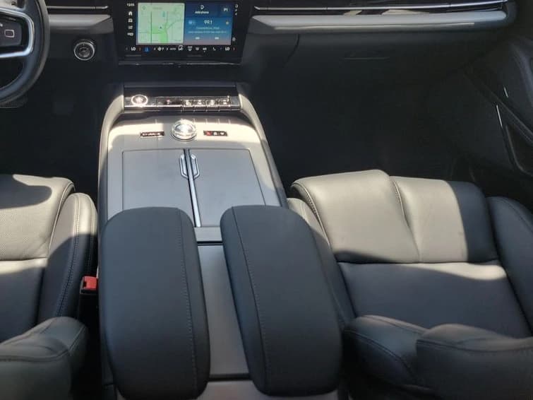 Lincoln Navigator L Premiere 4x4 2026 — side view