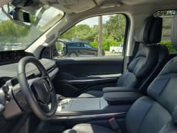 Lincoln Navigator L Premiere 4x4 2026 — side view