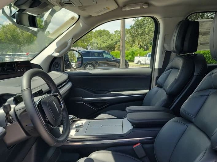 Lincoln Navigator L Premiere 4x4 2026 — side view
