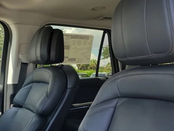 Lincoln Navigator L Premiere 4x4 2026 — side view