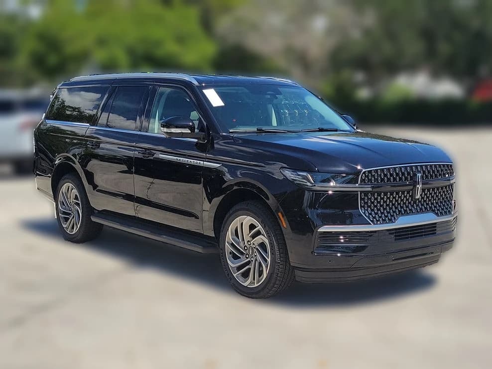 Lincoln Navigator L Premiere 4x4 2026 — side view