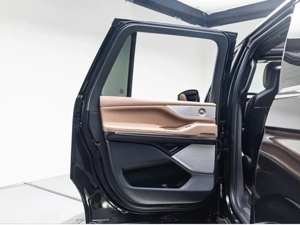Lincoln Navigator L Black Label 4x4 2026 — side view