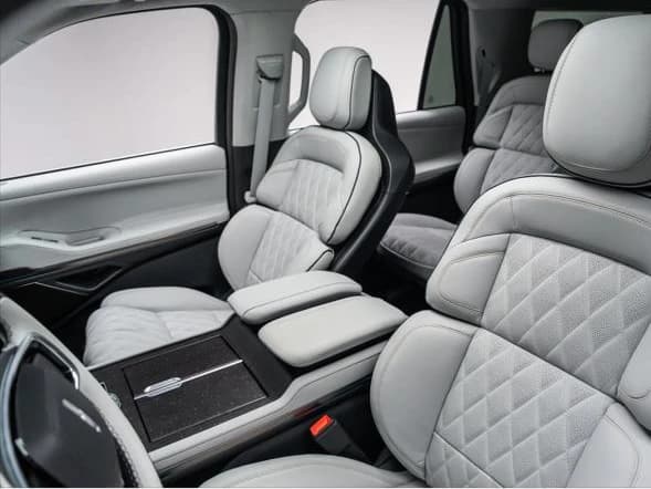 Lincoln Navigator L Black Label 4x4 2026 — side view