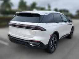 Lincoln Nautilus Premiere AWD 2026 — side view
