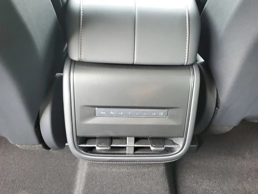 Lincoln Nautilus Premiere AWD 2026 — side view