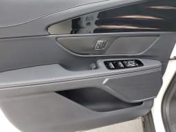 Lincoln Nautilus Premiere AWD 2026 — side view