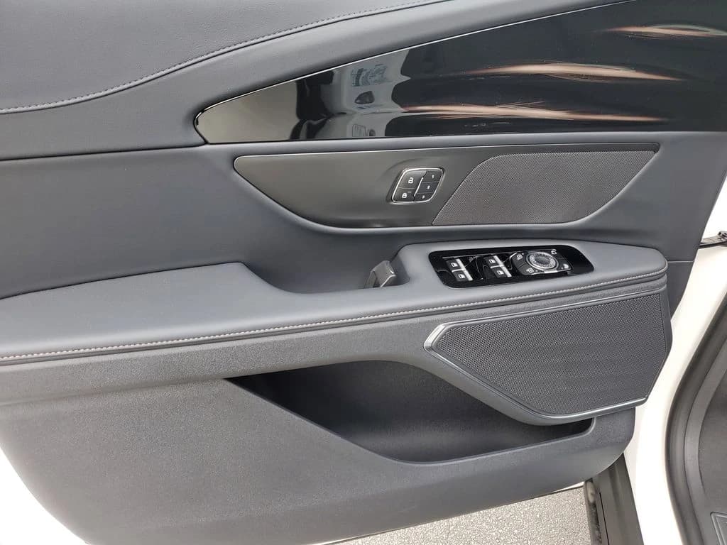 Lincoln Nautilus Premiere AWD 2026 — side view