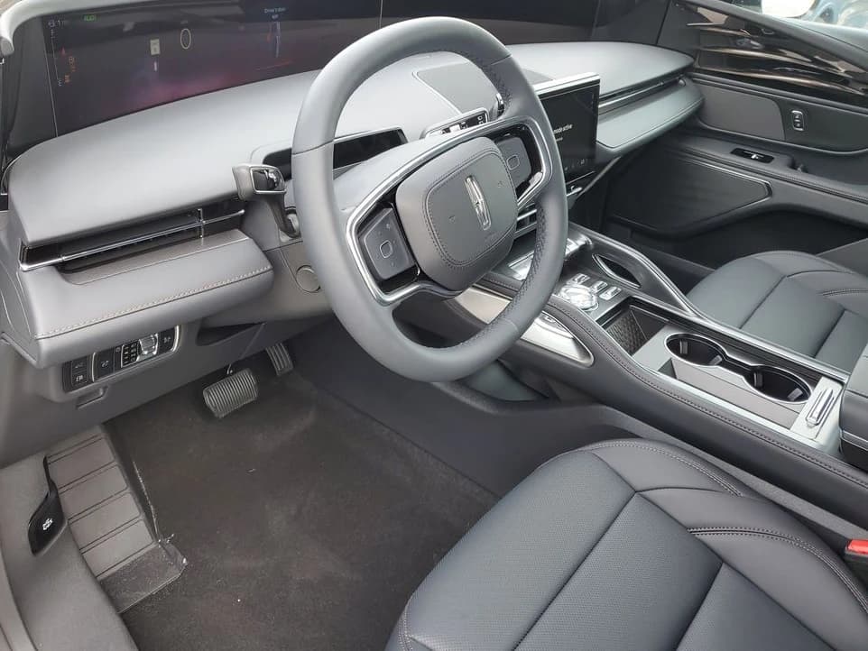 Lincoln Nautilus Premiere AWD 2026 — side view