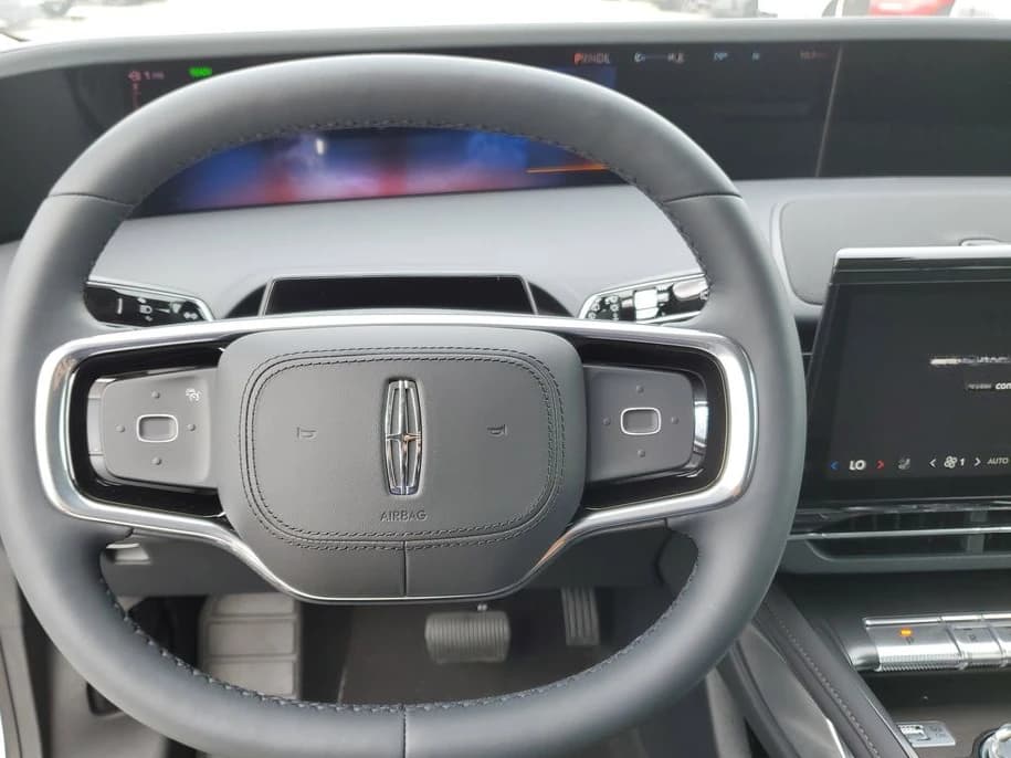 Lincoln Nautilus Premiere AWD 2026 — side view
