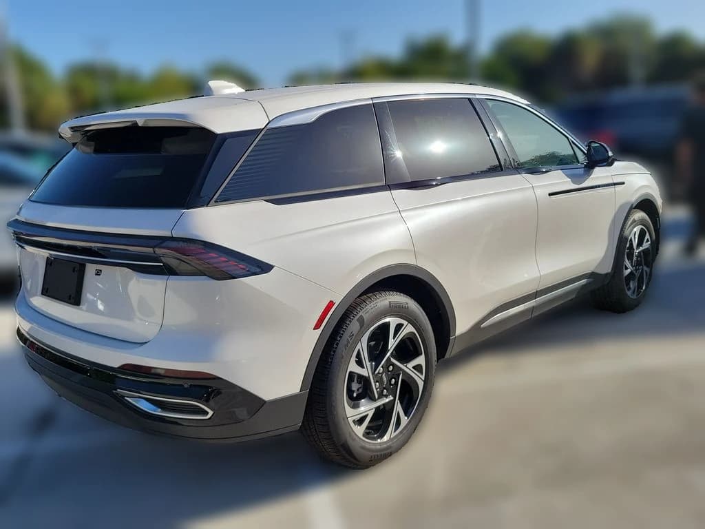 Lincoln Nautilus Premiere AWD 2026 — side view