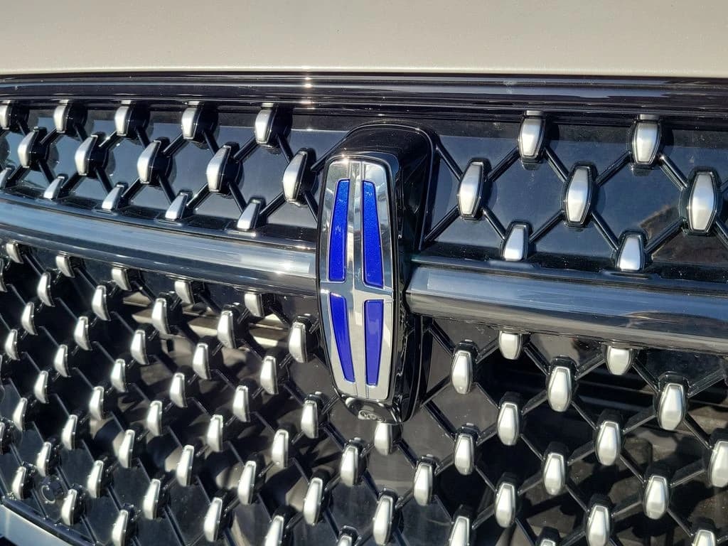 Lincoln Nautilus Premiere AWD 2026 — side view